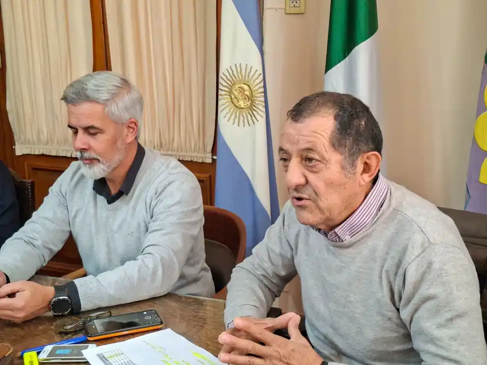 El intendente de Benito Juárez, Julio Marini. A su lado, el jefe de Gabinete Jorge Ismael