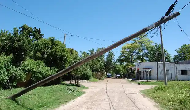 Se pueden realizar denuncias por postes en mal estado