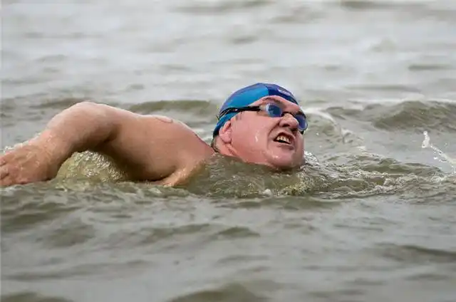 Perdió una pierna, cayó en la droga y ahora nada a beneficio de los pobres