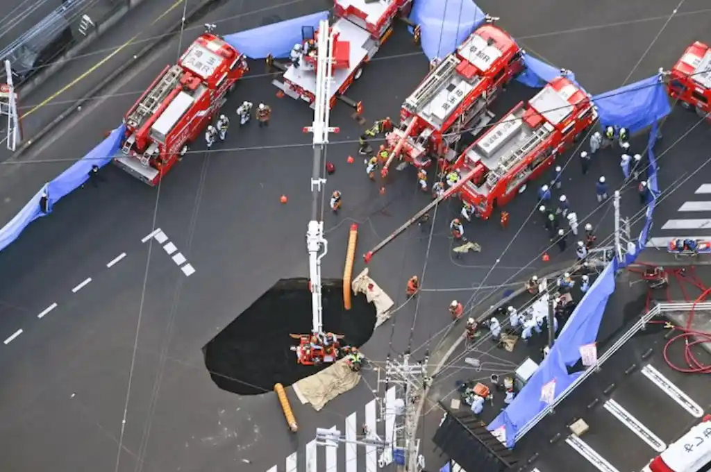 Camión cayó en un socavón