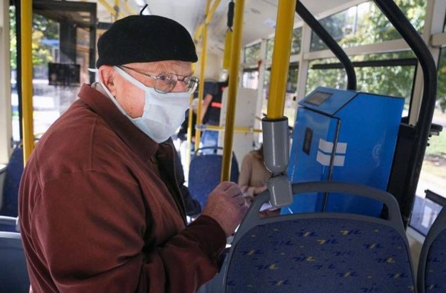 Personas con discapacidad y adultos mayores podrán subir al colectivo por adelante cuando las paradas estén obstruidas