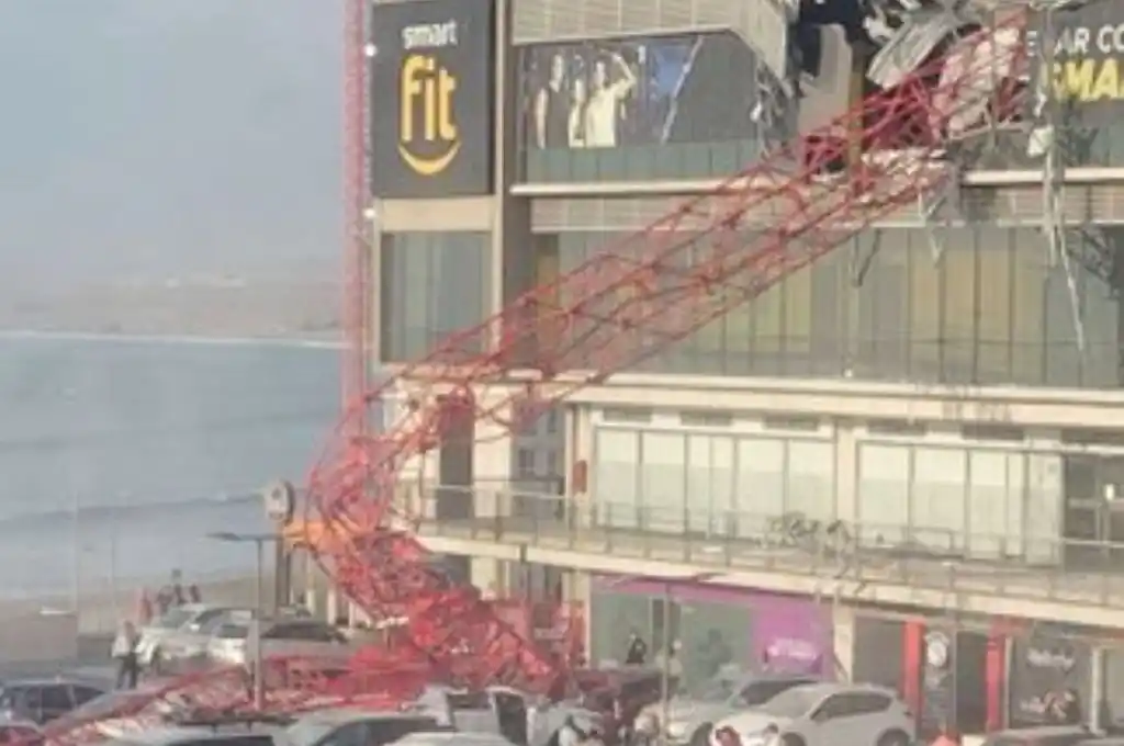 Una grúa cae sobre un shopping