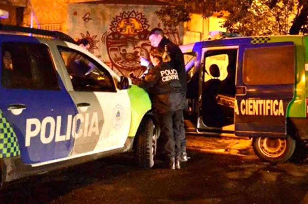 Encuentran a una mujer asesinada y buscan a su esposo como sospechoso