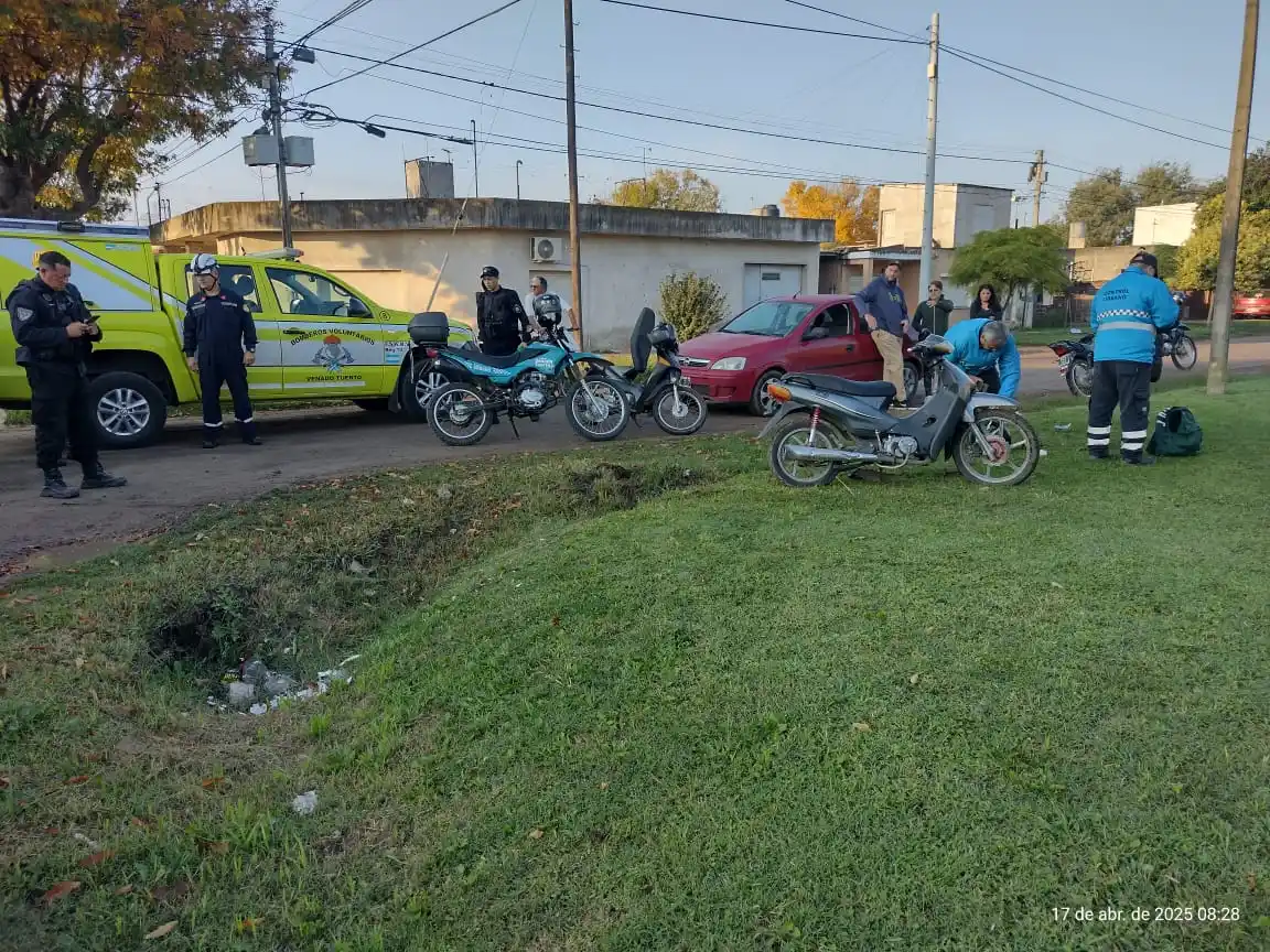 Los servidores públicos trabajando en el lugar del accidente.