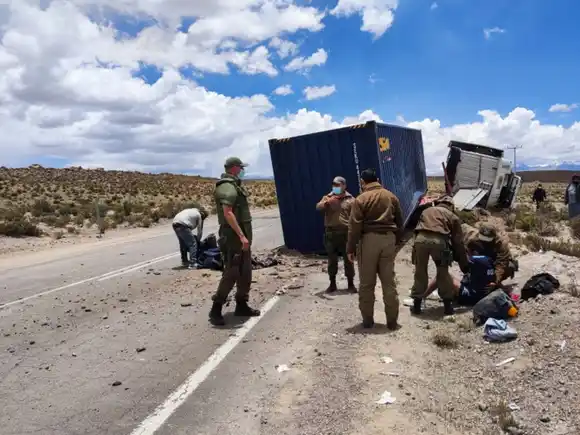 ¡INGRESABAN DE MANERA IRREGULAR! Conductor borracho volcó un camión con migrantes venezolanos en Chile
