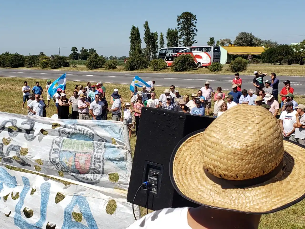 El campo contra las retenciones: Desde asamblea en Ruta 9, proponen duras medidas y "no comprar un solo fierro en Expoagro" por 15 días