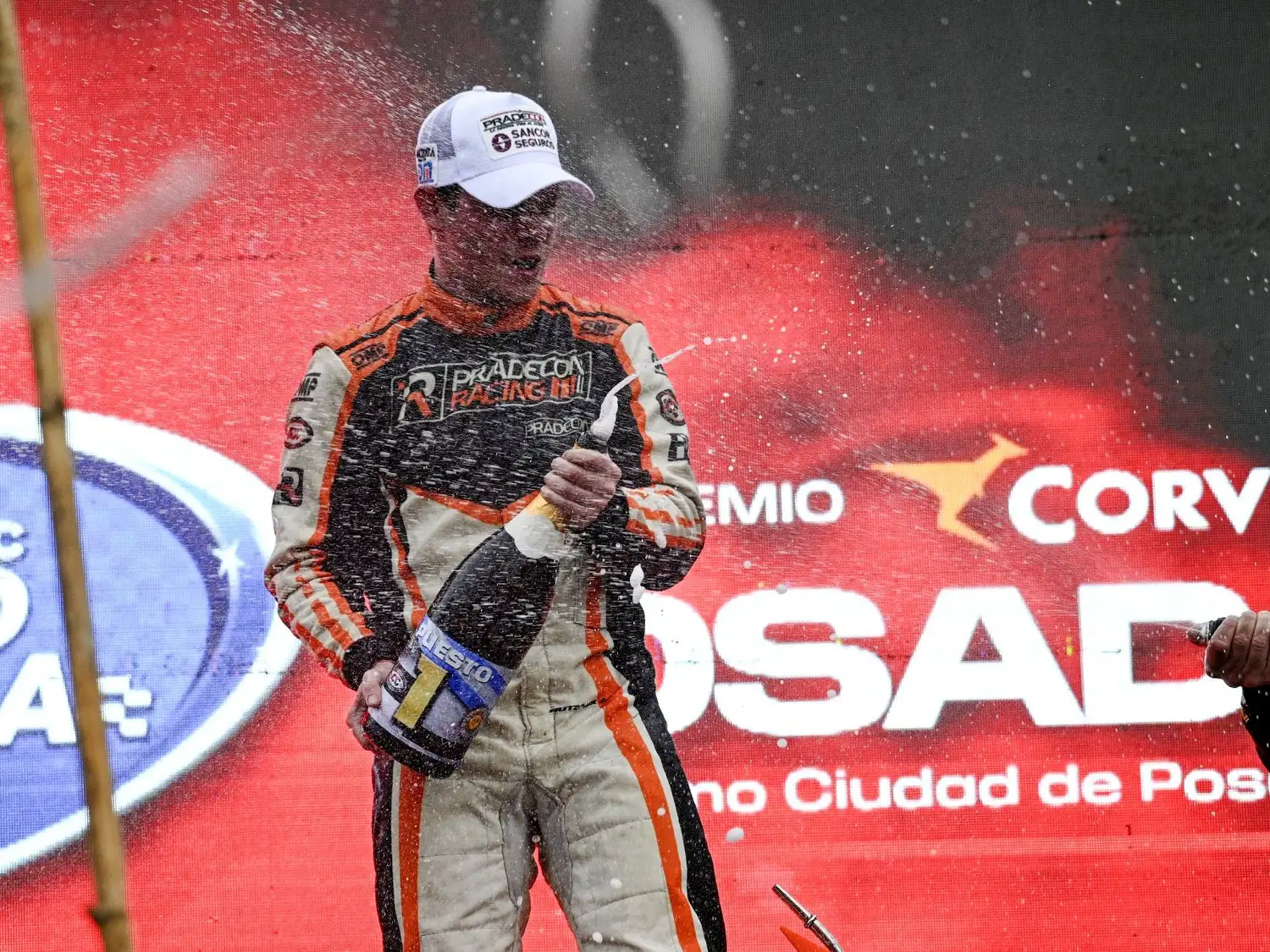 Fritzler festeja en lo más alto del podio misionero.