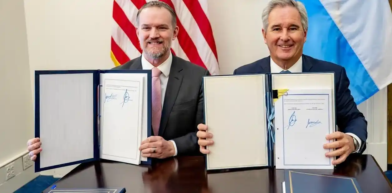 Jamieson Greer, representante comercial de Estados Unidos, y el canciller argentino Pablo Quirno, tras la firma del acuerdo sobre comercio recíproco e inversiones en Washington.
