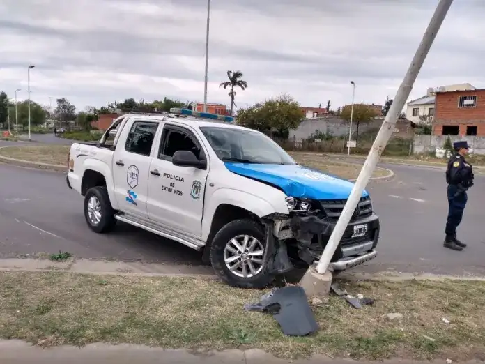 Un patrullero se incrustó contra una columna de luz