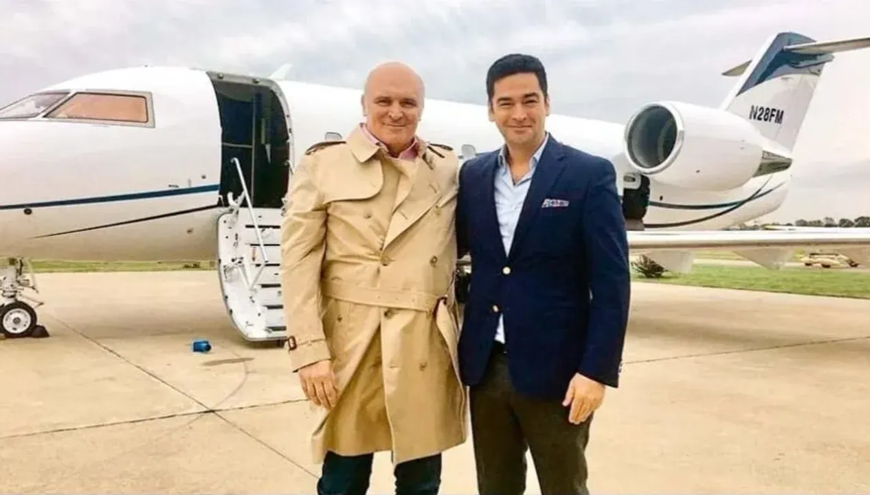 José Luis Espert en 2019 junto a Federico 'Fred' Machado y uno de los aviones del “empresario” detenido