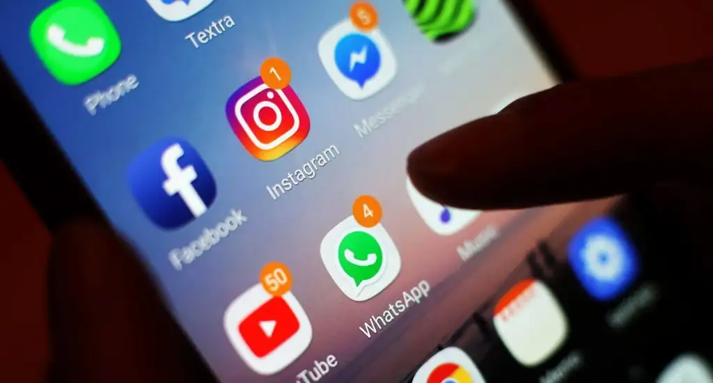 La charla se enfocará en la relación entre personas, redes sociales y tecnologías digitales.