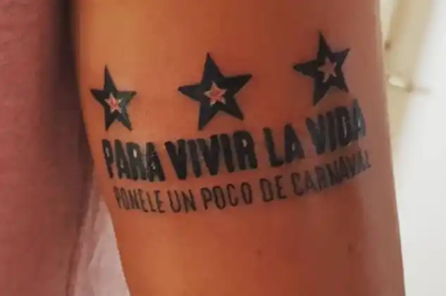 El tatoo de Ará Yeví: la promesa de dos carnavaleros tricampeones
