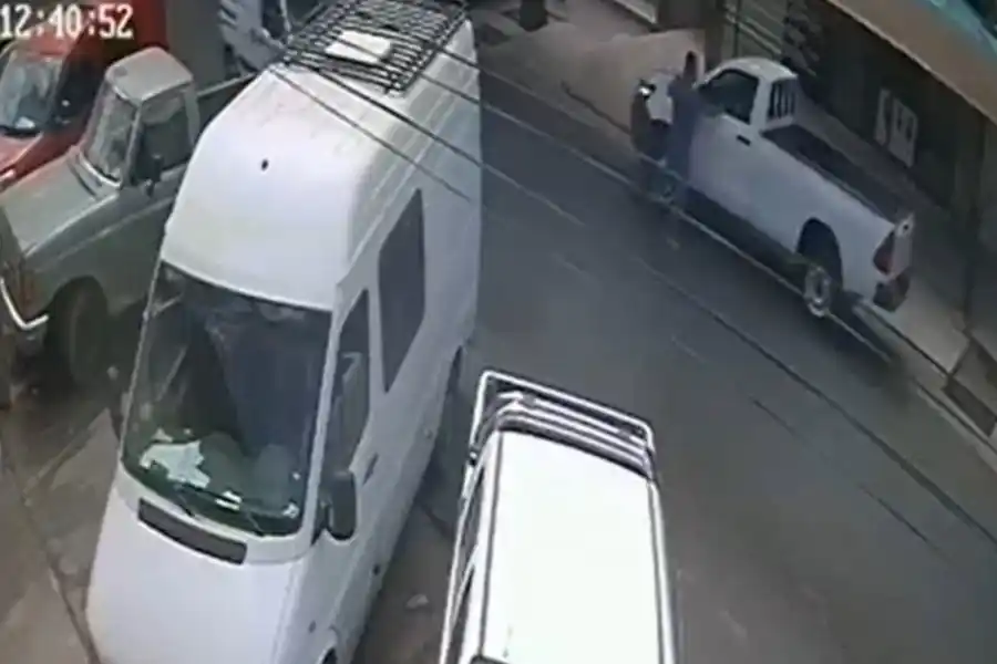 Impactante video: se colgó de su camioneta para evitar que se la roben y terminó internado en grave estado