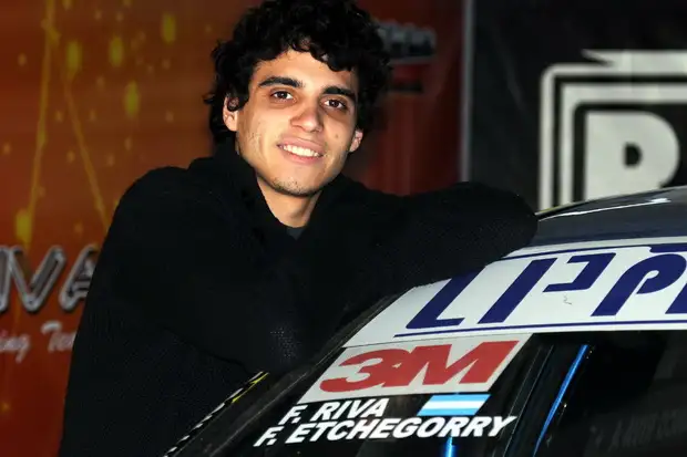 El “Eynsha Racing” junto a Franco Riva