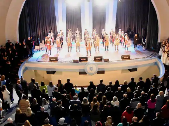 Gala de Honor en el Teatro Odeón, acto central en Plaza 25 de Mayo y festejo cultural en zona sur