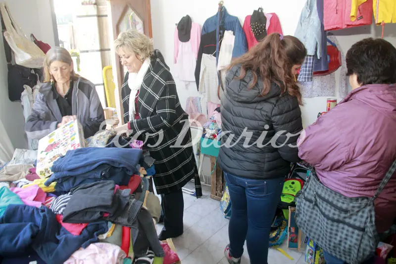 Feria de ropa y juguetes de la cooperadora del Hospital