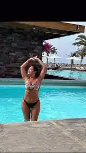 María Fernanda Callejón se mostró en bikini mientras promociona un sitio para adultos: “Al natural”
