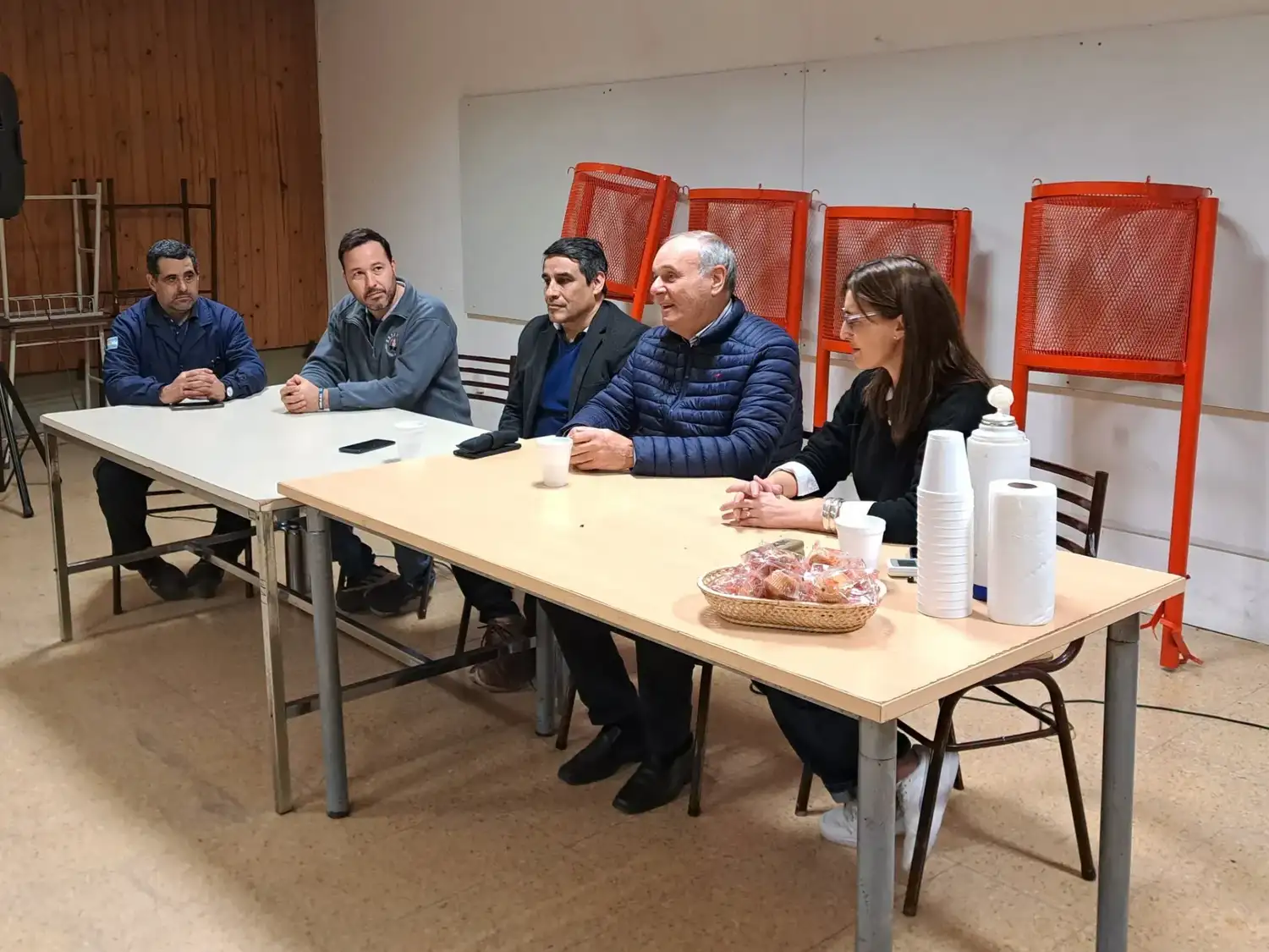 El intendente Norberto Gizzi y la secretaria de Servicios Públicos, Janina Bombasaro, visitaron la institución educativa para recibir formalmente los canastos. Foto: Municipalidad de Villa Cañás.