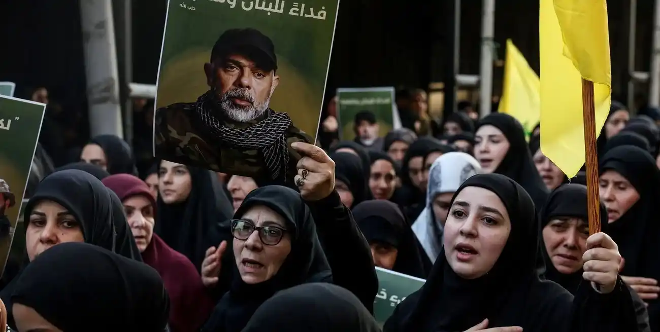 Una mujer sostiene una foto del principal oficial militar de Hezbolá, Haytham Ali Tabtabai, durante el funeral por él y otras personas que murieron en un ataque aéreo israelí el domingo, a pesar de una tregua negociada por Estados Unidos hace un año, en los suburbios del sur de Beirut, Líbano, el 24 de noviembre de 2025. REUTERS/Mohamed Azakir.