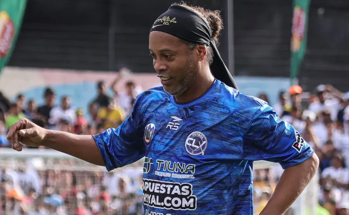 La llegada de Ronaldinho al equipo es parte de una estrategia comercial impulsada por Ignazio Cipriani, amigo cercano del deportista y reciente propietario de la institución.