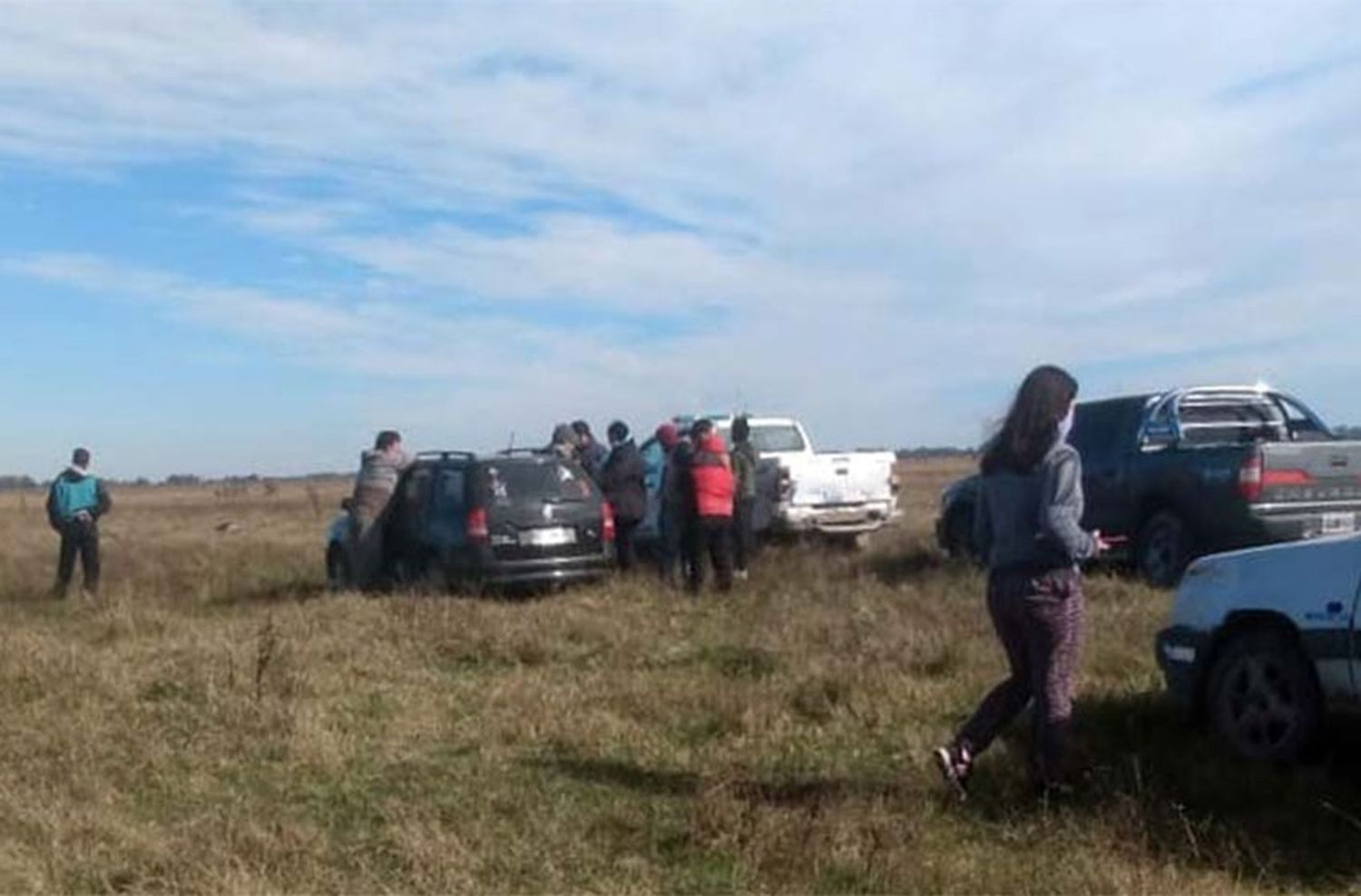 Cazaba liebres con sus hermanos en un campo y el dueño lo atropelló y lo mató