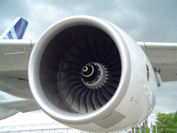 Por la crisis, Rolls Royce analiza paralizar las actividades por dos semanas en todas sus plantas