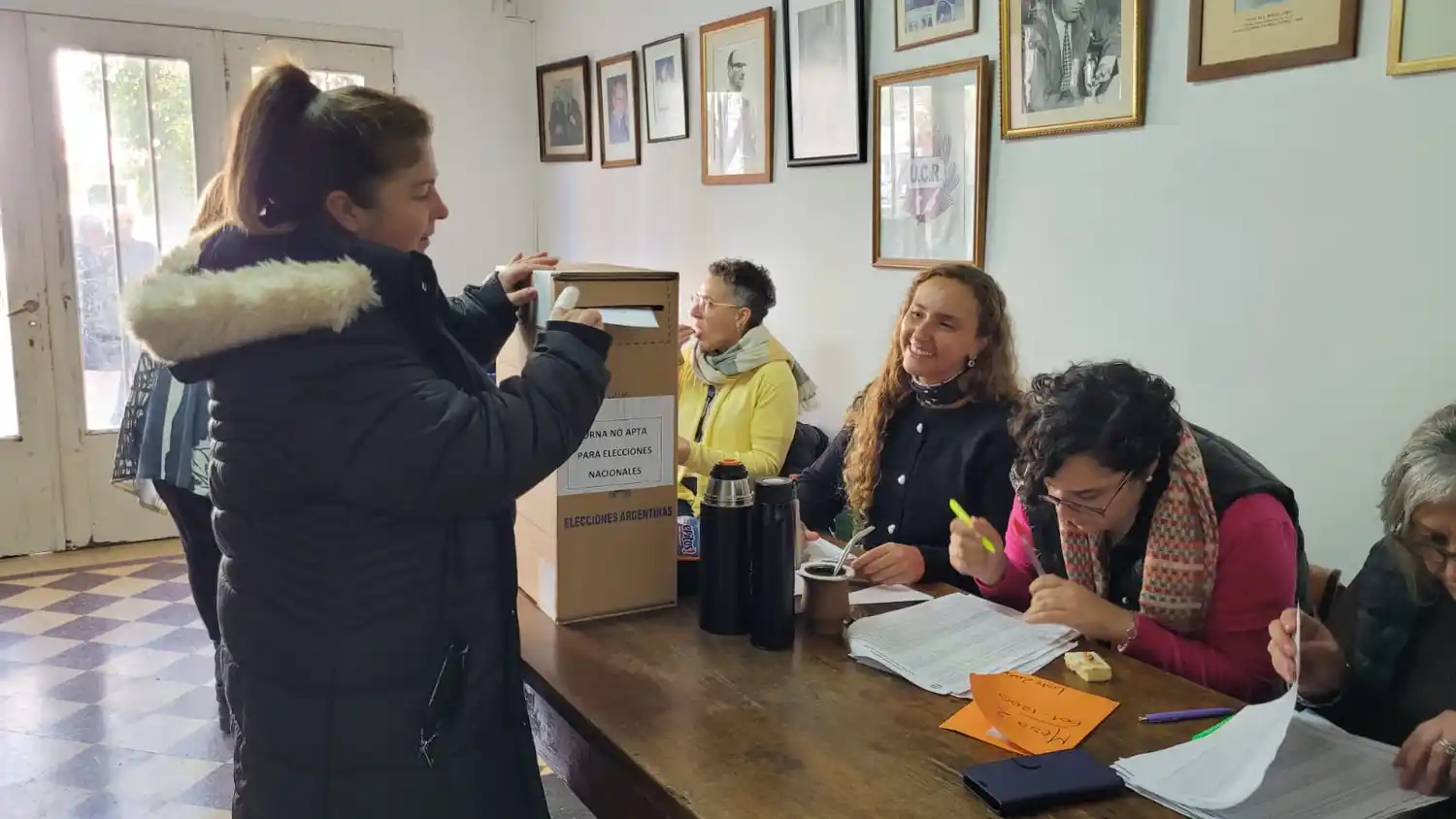 Los afiliados radicales votan para elegir a sus nuevas autoridades locales