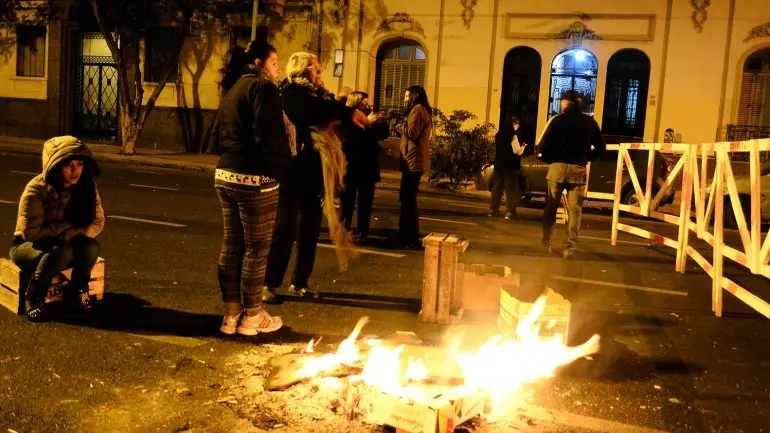 Continúan los cortes de luz en el conurbano y crecen las protestas