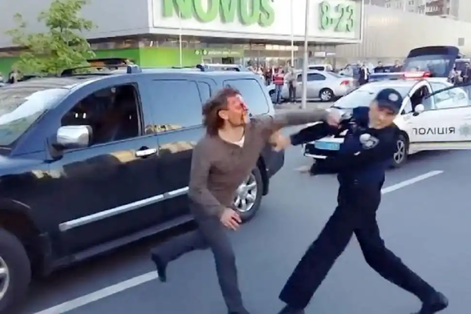 Ex campeón olímpico de lucha se enfrentó con siete policías