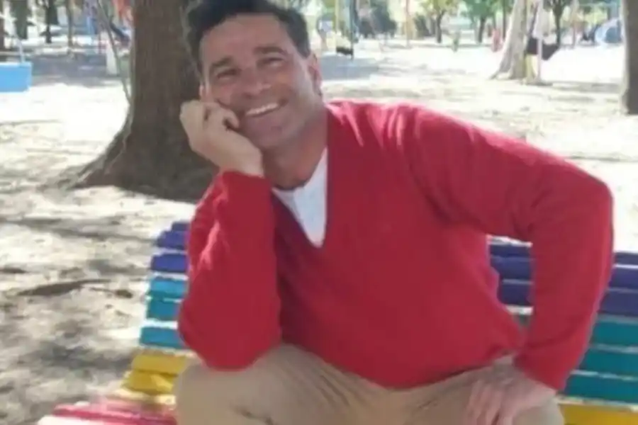 Intendente santafesino ganó las elecciones y festeja sorteando el suéter con el que hizo campaña