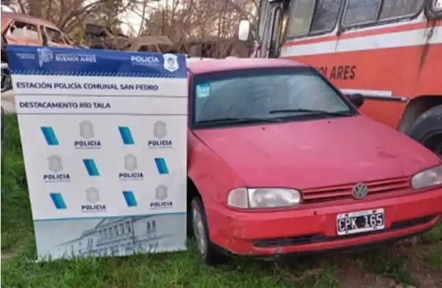 Encuentran un auto abandonado en la Ruta 9