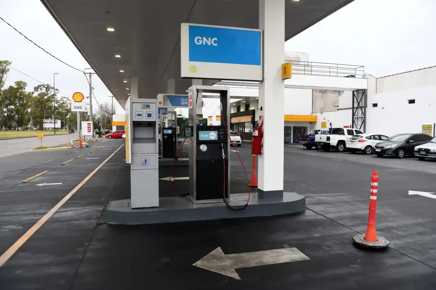 18 días con problemas para cargar GNC en La Plata: el cupo se agota en 2 horas y hay que hacer fila desde la madrugada