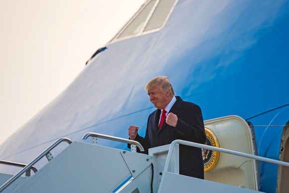 Trump apunta a Raytheon e IBM para un contrato de modernización del control de tráfico aéreo