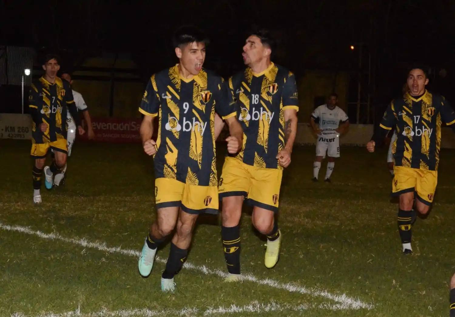 Enzo Fernández vistiendo la camiseta de Libertad de Sunchales.