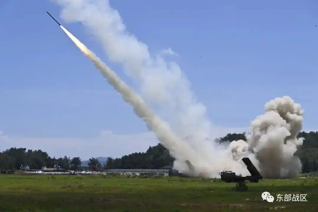 El Ejército Popular de Liberación (EPL) de China realiza pruebas de misiles convencionales en las aguas de la costa oriental de Taiwán.