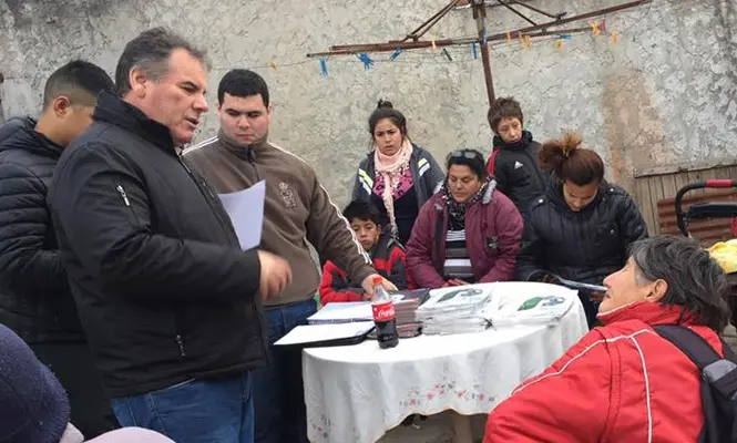 Trindade en una de las recorridas barriales.
