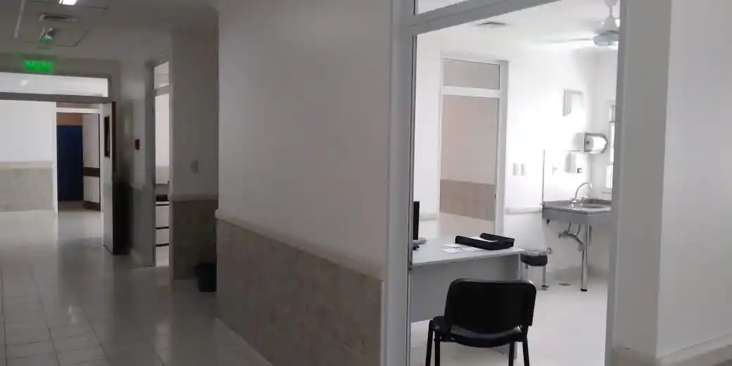 Un médico fue agredido a golpes de puño en el consultorio de Febriles del Hospital Centenario