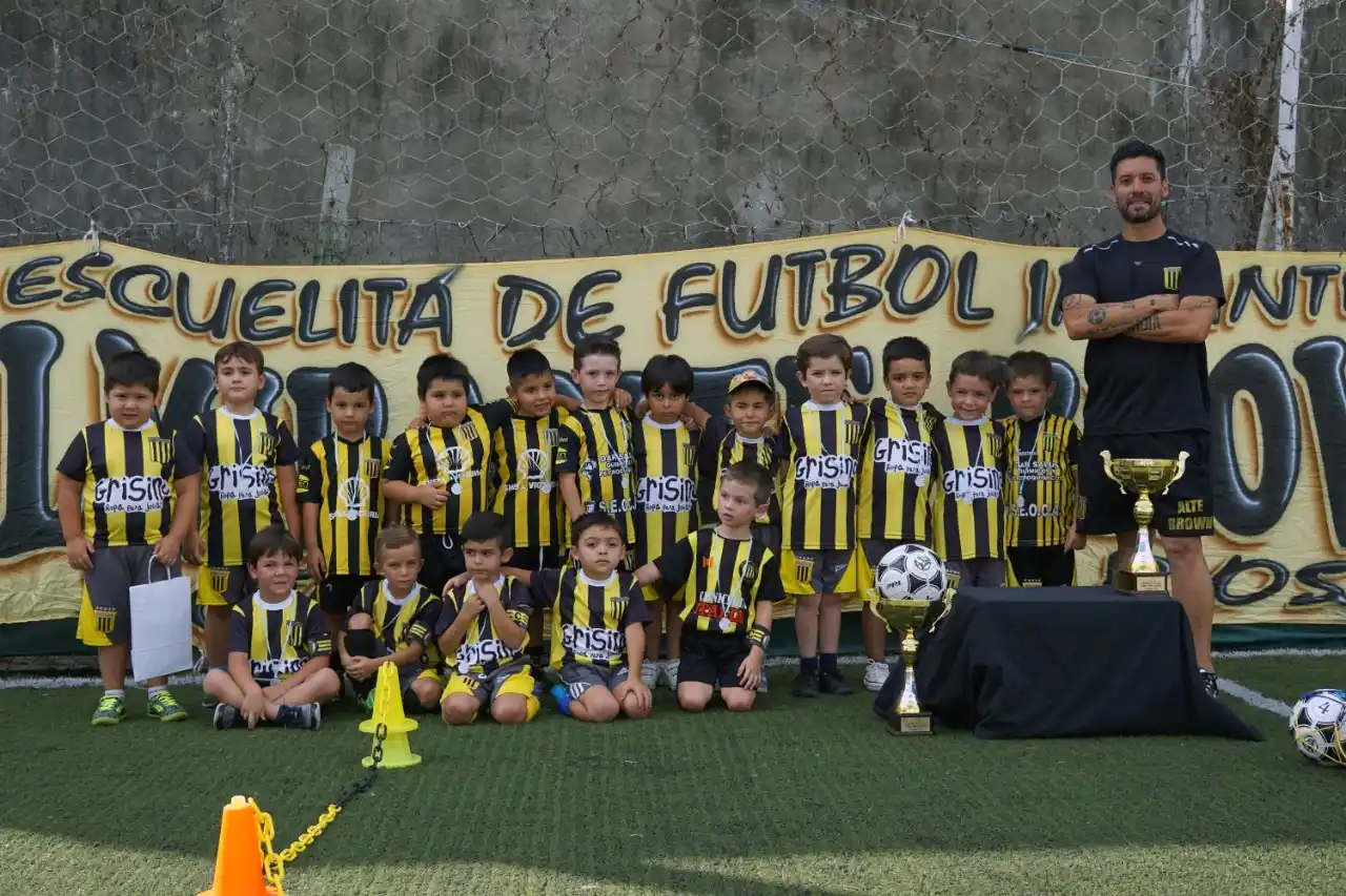 Una escuela mixta de fútbol que llegó para quedarse
