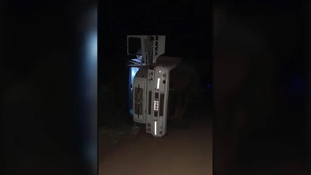 Hersilia: volcó un camión con acoplado que transportaba soja en un camino rural