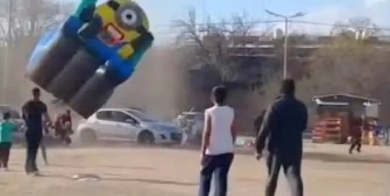 Varios niños jugaban en la estructura cuando una ráfaga la elevó.
