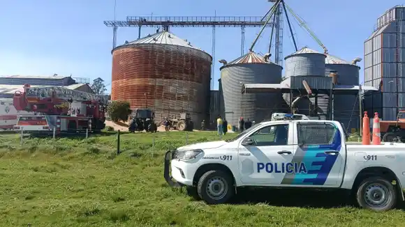 Dramático operativo en Balcarce para rescatar de urgencia a un trabajador que quedó atrapado en un silo