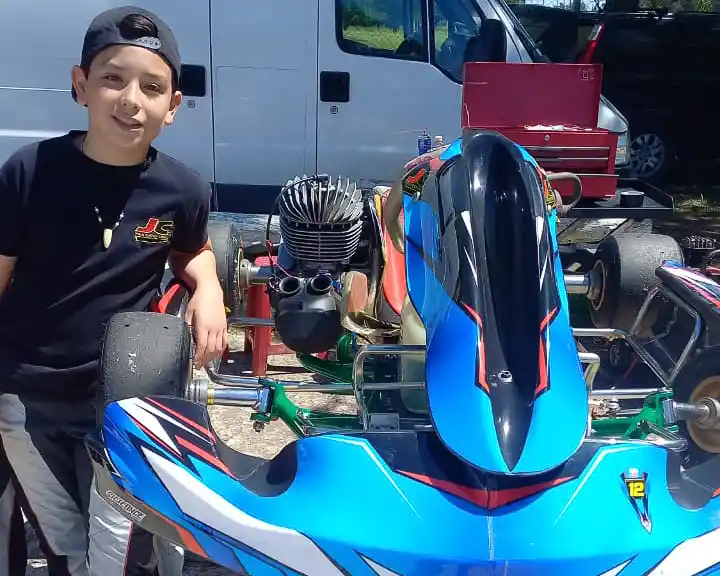 Lucas Verriello junto a su karting.