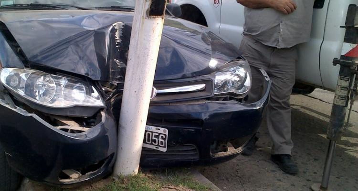 Se durmió y chocó un poste de luz en la Ruta 191