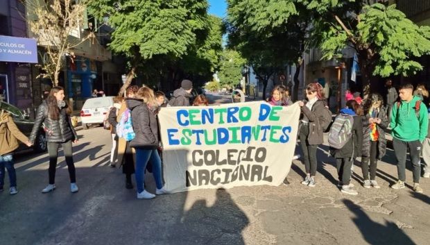 Estudiantes bahienses reclamaron en la calle por condiciones edilicias: Falta calefacción y aseguran que “los baños son letrinas”