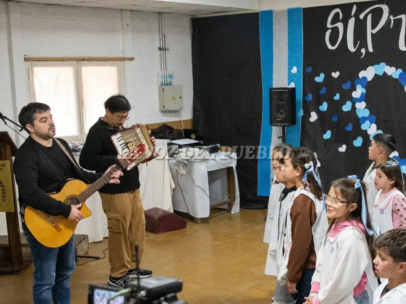 Los alumnos juraron y cantaron con el profesor de música Patricio Rivolta y Daniel Ponce