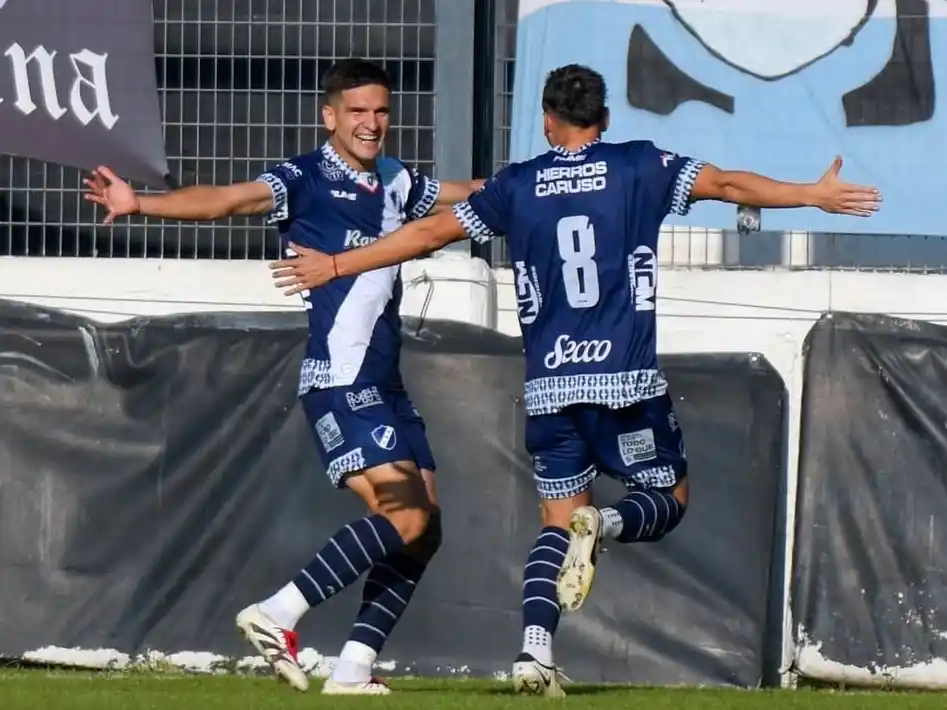 Bolivar festejando el tanto junto a Gobetto (FOTO: Prensa All Boys)