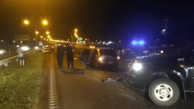 Tres policías heridos al asistir a un choque en la avenida de Circunvalación
