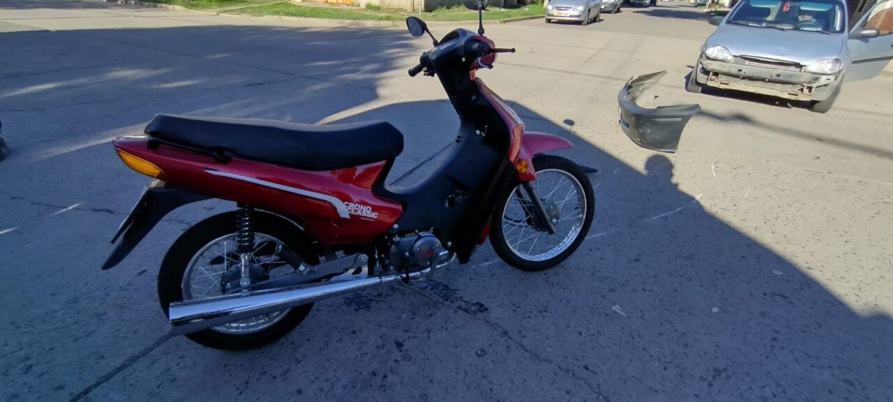 Colisión entre moto y auto en Deán Funes y Lisandro de la Torre