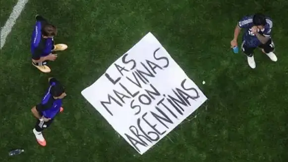 La bandera inspirada en la Selección llegó a las Islas Malvinas