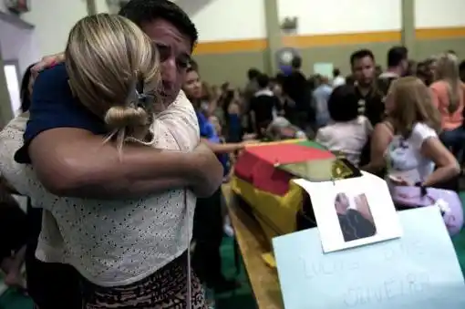 Una multitud recordó a las víctimas del incendio en la discoteca de Brasil